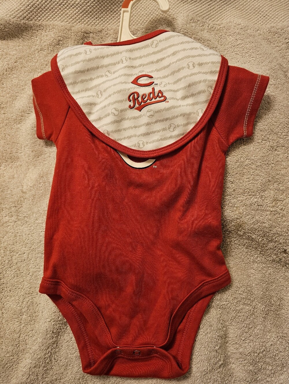 NWT Cincinnati Reds Red One-Piece with Bib and Booties. Size:9M.